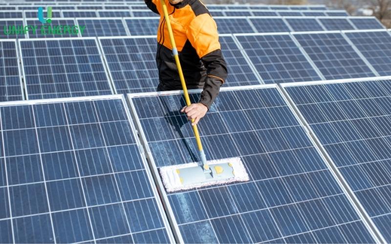 Lý do bạn nên vệ sinh pin năng lượng mặt trời 